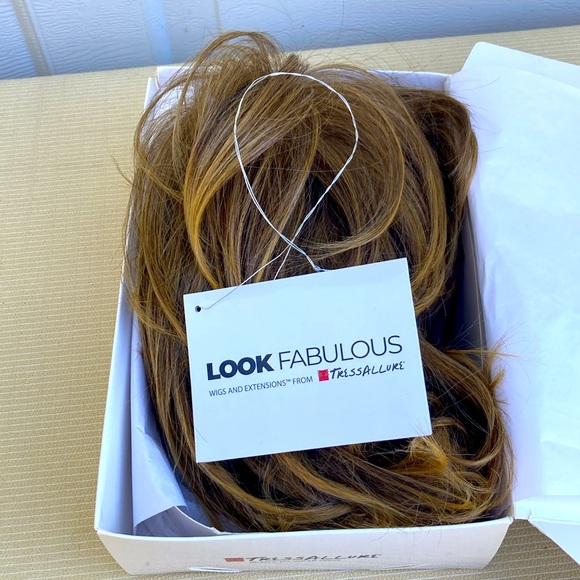 TressAllure New Wave : a mid-length layered shag bob with mono top in 24/18T - Picture 7 of 8